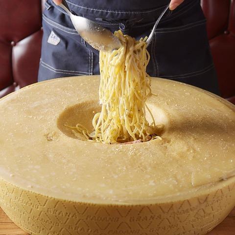 大迫力!「チーズ屋さんの特製カルボナーラ」のイメージ