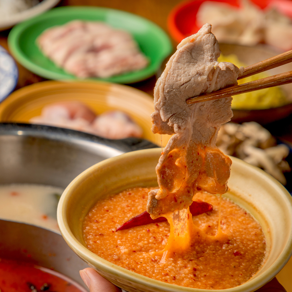 【1~2月】痺れる辛さ! 2種の薬膳スープ(豚&鶏&牛)の火鍋が2時間食べ放題!!3700円→2700円(税込)のイメージ